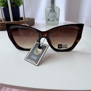 Luxury Cat-Eye Sunglasses in Tortoiseshell Brown - Designer Luxury